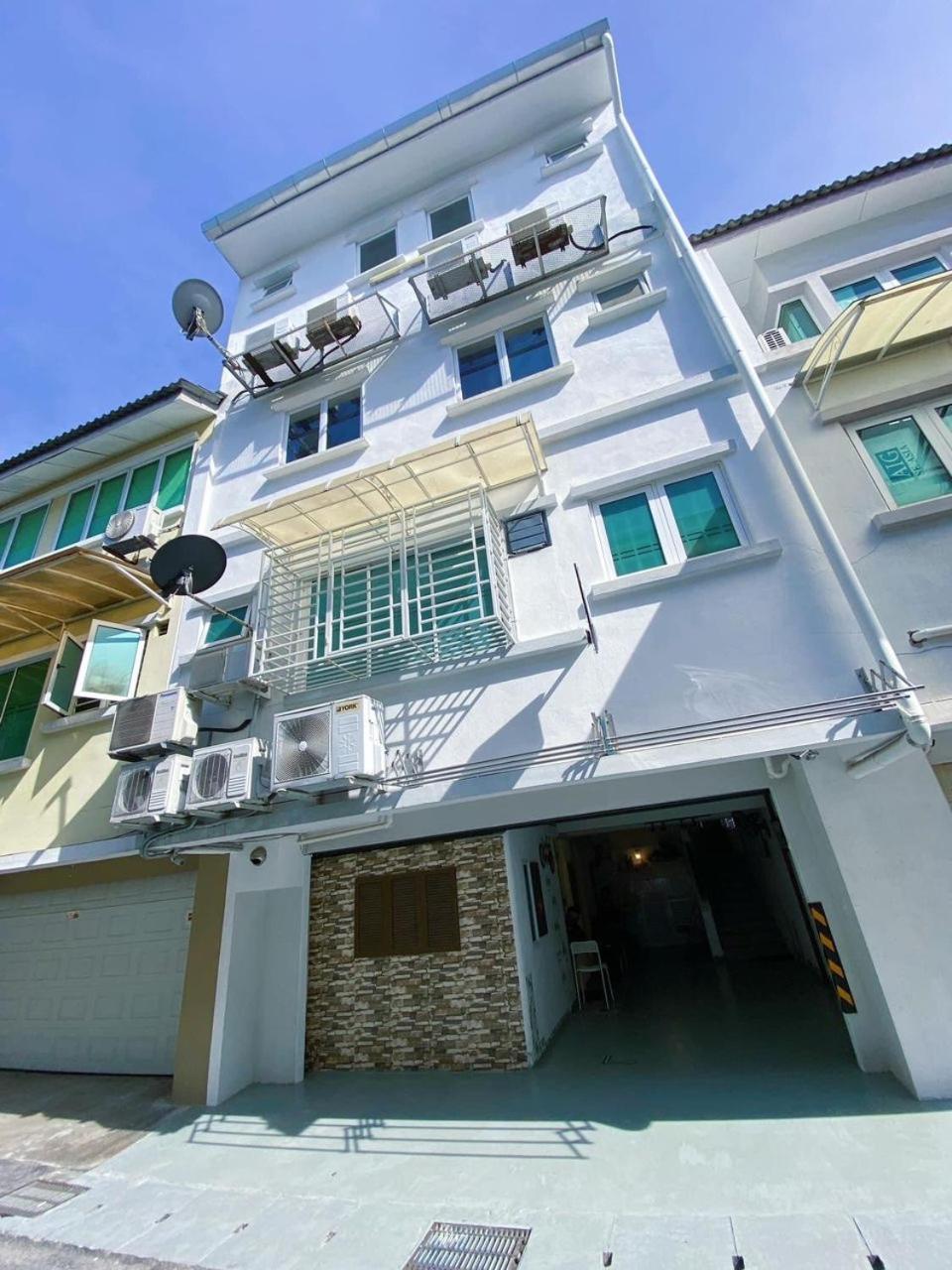 Nautilus Bay Home Inn George Town Exterior photo